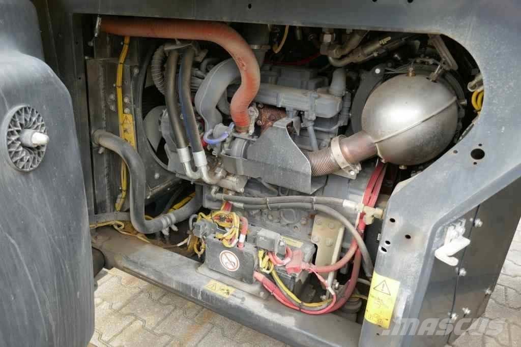 Bomag BW 174 AP-4v Двойни барабанни ролки

