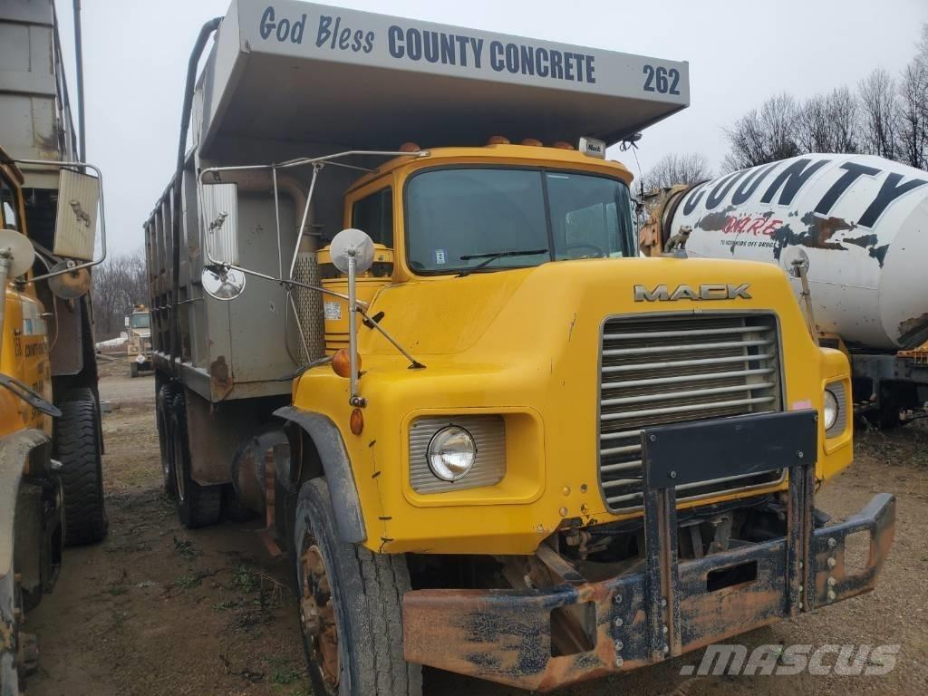 Mack DM690SX Самосвал