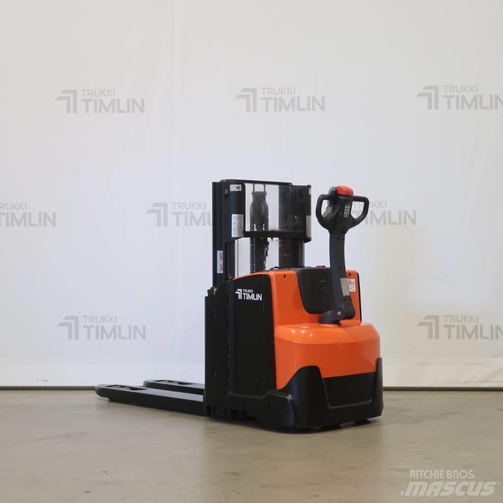 Toyota SWE200D Колички високоповдигачи с теглич