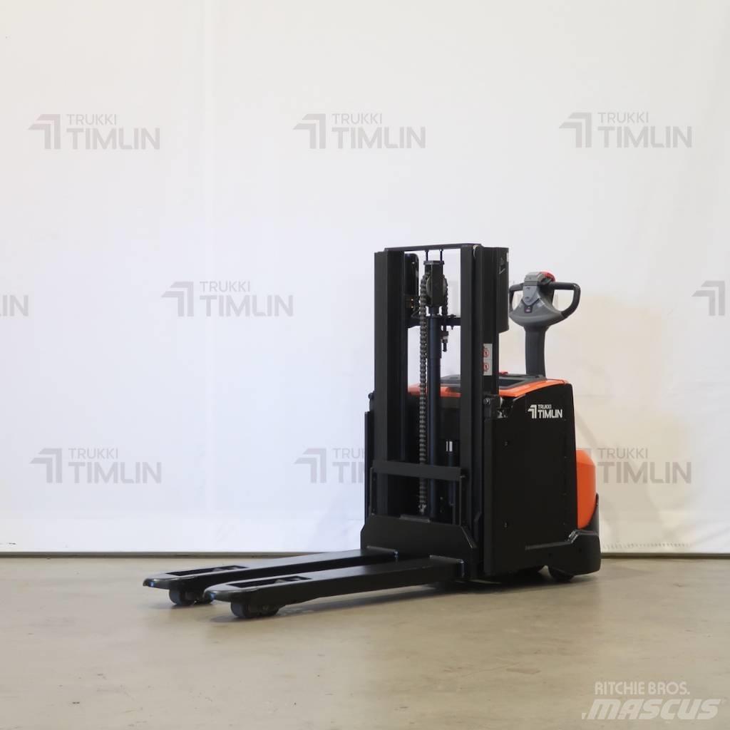 Toyota SWE200D Колички високоповдигачи с теглич