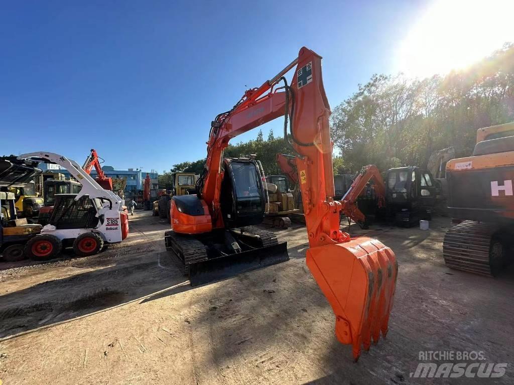 Hitachi ZX 75 Средни екскаватори 7т - 12т