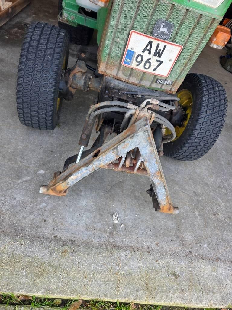 John Deere 855 Компактни трактори