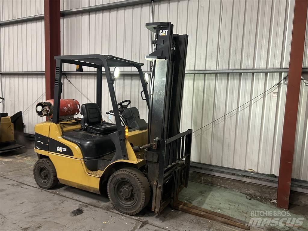 CAT GP25NT Камиони с АГУ