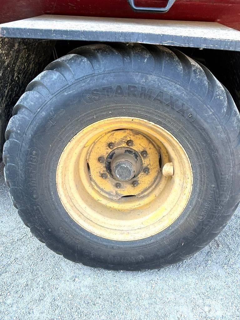 New Holland D 1210 Балопреси квадратни
