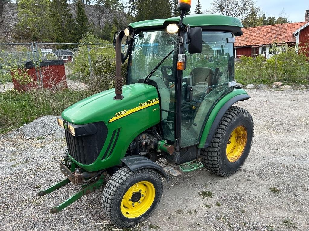 John Deere 3720 Трактори
