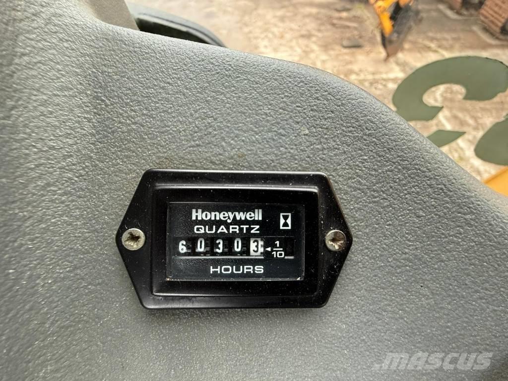 Komatsu WB 93 S-5 Товарач със заден ексватор