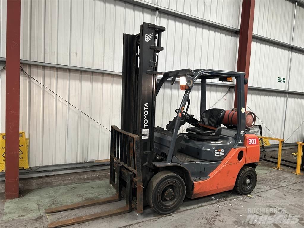 Toyota 02-8FGF25 Камиони с АГУ