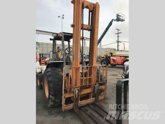 CASE 586H Камиони за херавни местности