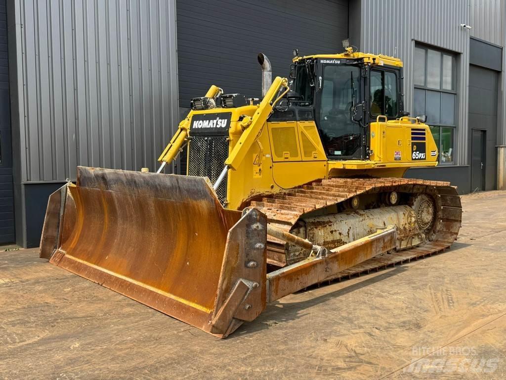 Komatsu D65PXi-18 Верижни булдозери

