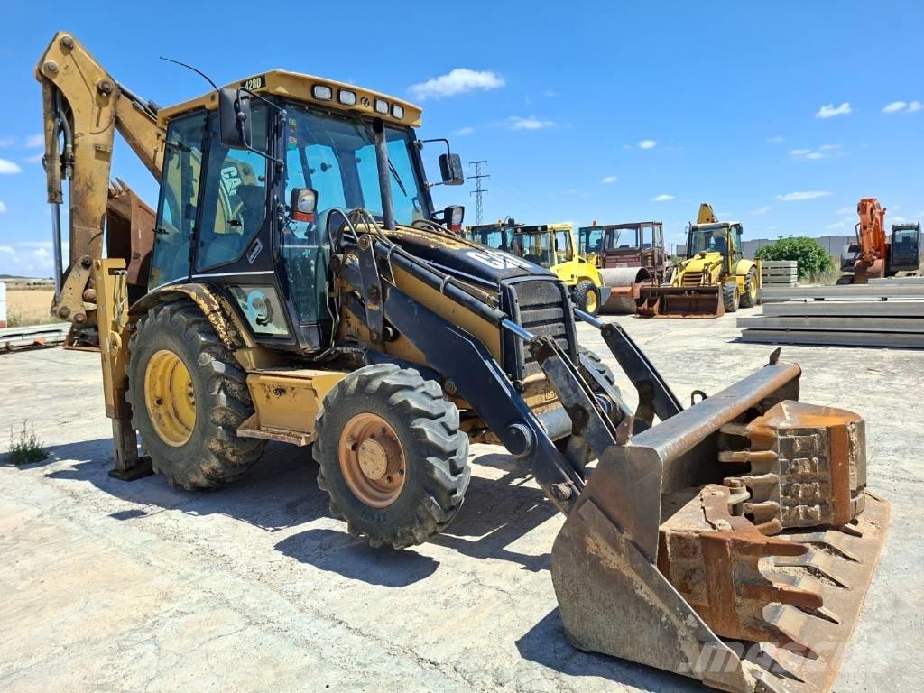 CAT 428 D Товарач със заден ексватор