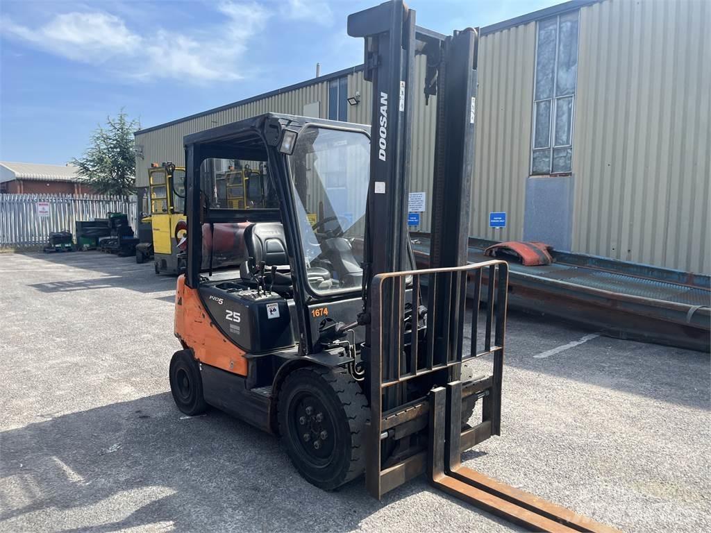 Doosan G25E-5 Камиони с АГУ