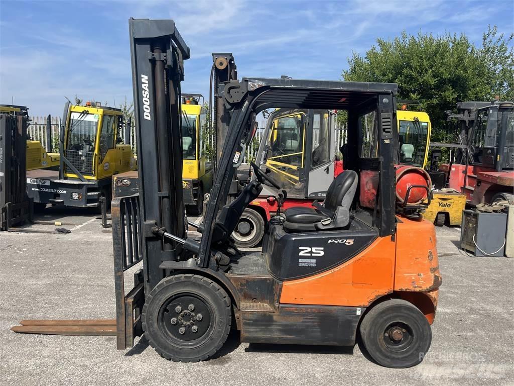 Doosan G25E-5 Камиони с АГУ
