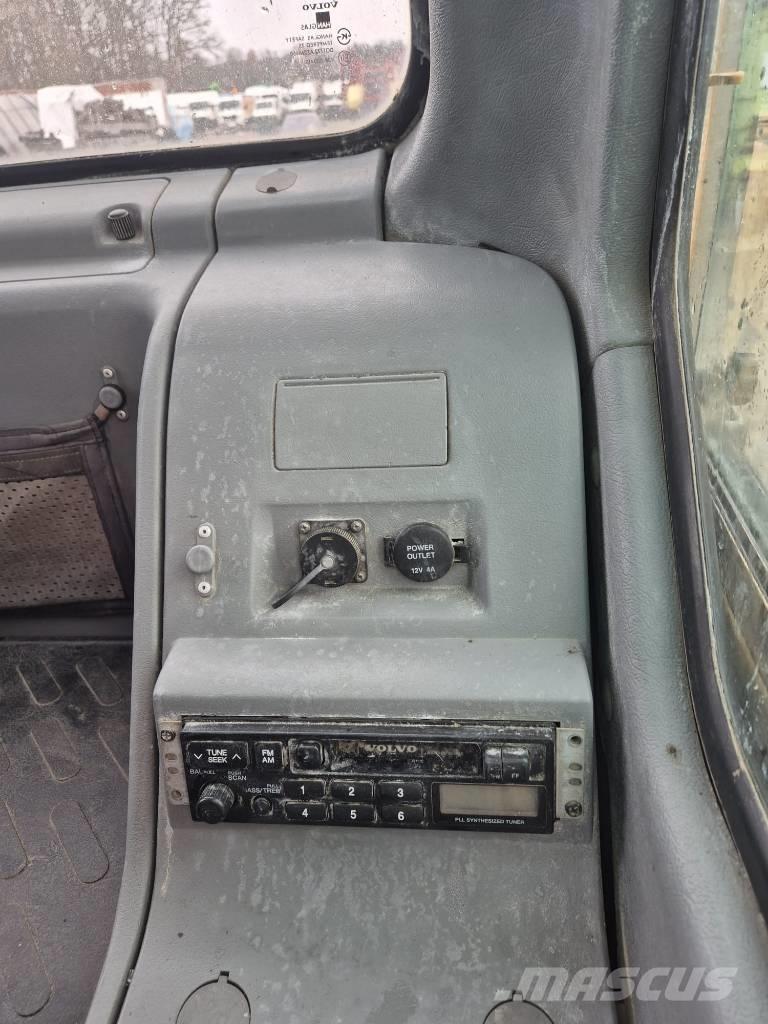 Volvo EW180B Колесни екскаватори