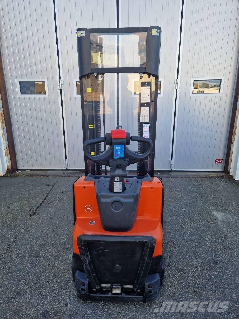 BT SWE 120 L.  57 tim Колички високоповдигачи с теглич