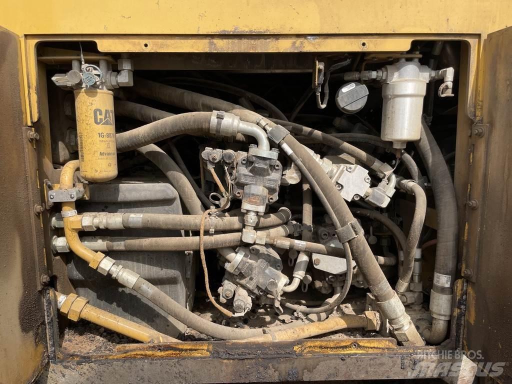 CAT AP555F Машини за асфалт