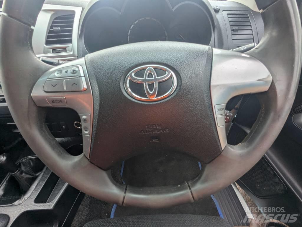 Toyota Hilux Пикапи