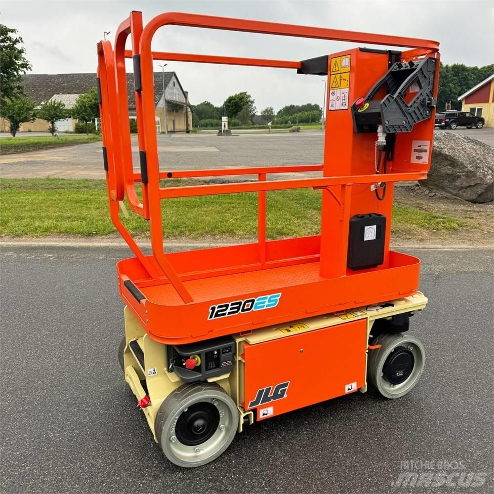 JLG 1230 ES Вертикални мачтови повдигачи
