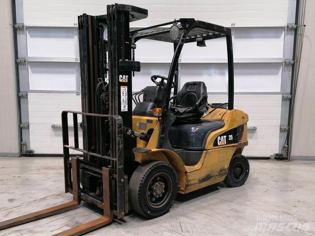 CAT GP25N Камиони с АГУ
