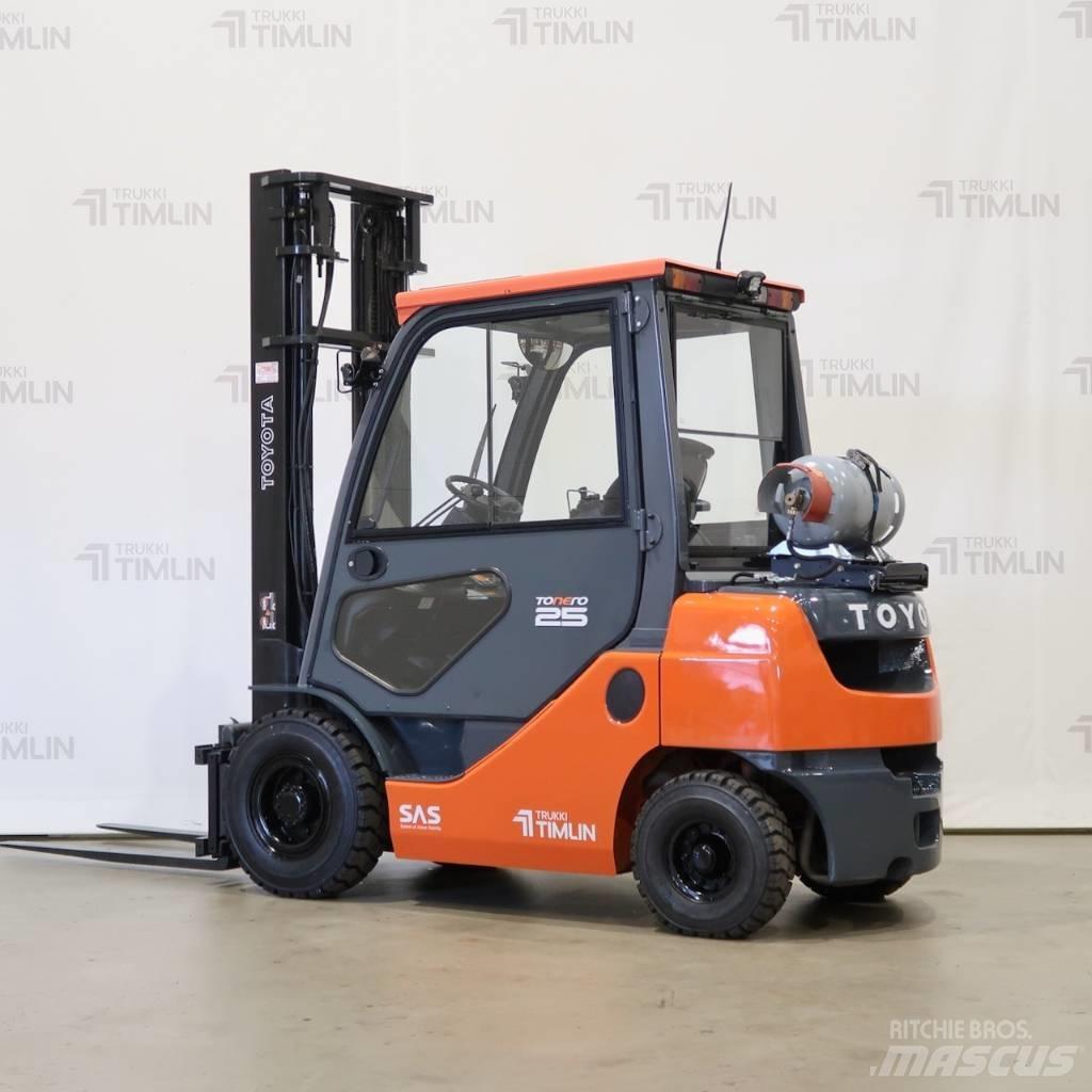 Toyota 02-8FGF25 Камиони с АГУ