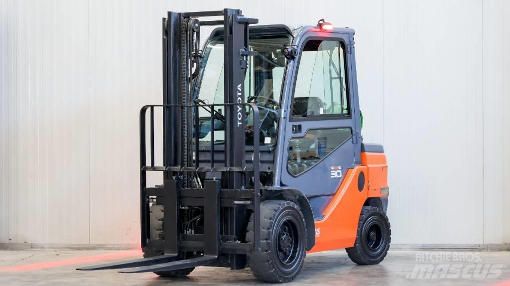 Toyota 02-8 FGF 30 Камиони с АГУ