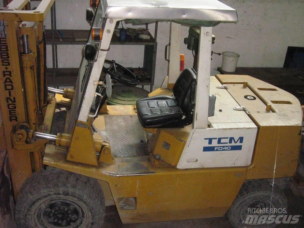 TCM FD40 Дизелови камиони