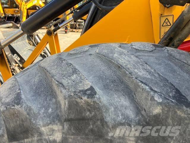 JCB 4CX AEC Товарач със заден ексватор