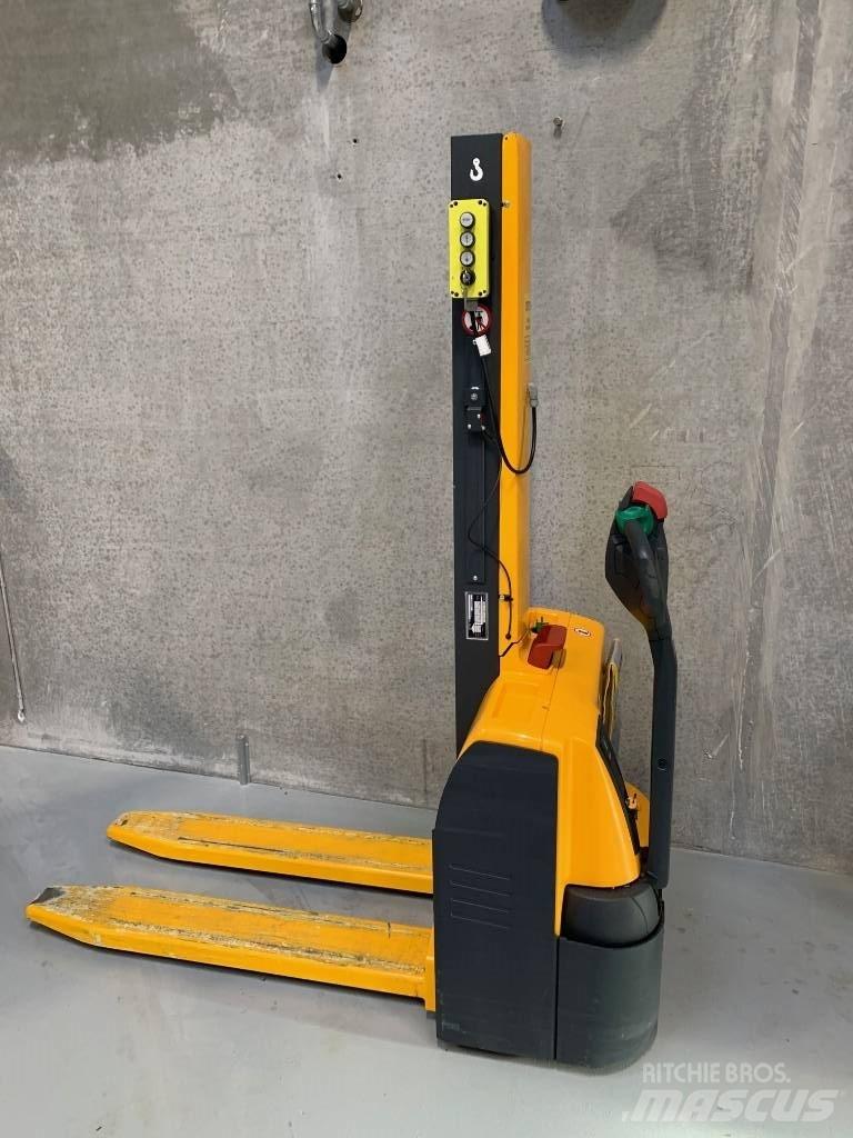 Jungheinrich EMC 110 Колички високоповдигачи с теглич