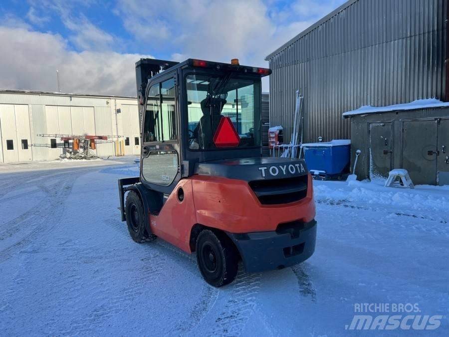 Toyota 40-8FD50N Дизелови камиони
