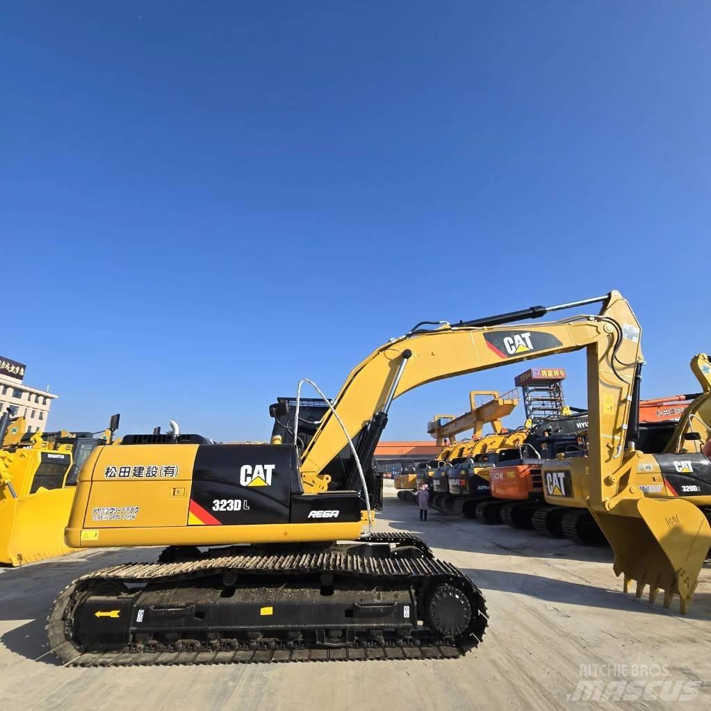 CAT 323 D L Средни екскаватори 7т - 12т