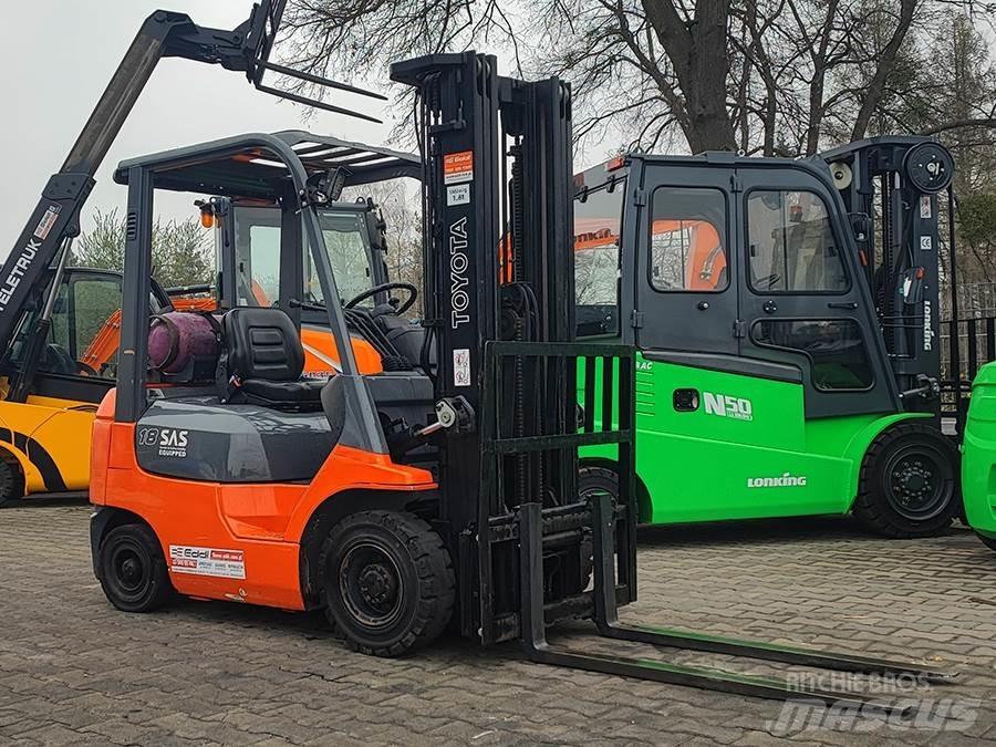 Toyota 42-7FGF18 Камиони с АГУ