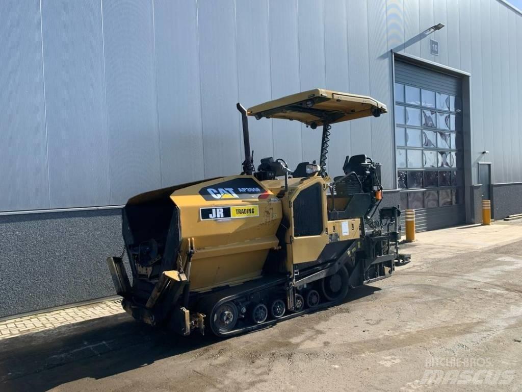 CAT AP355F Машини за асфалт