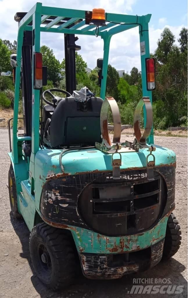 Mitsubishi FG25K Камиони с АГУ