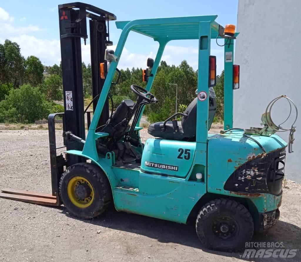 Mitsubishi FG25K Камиони с АГУ
