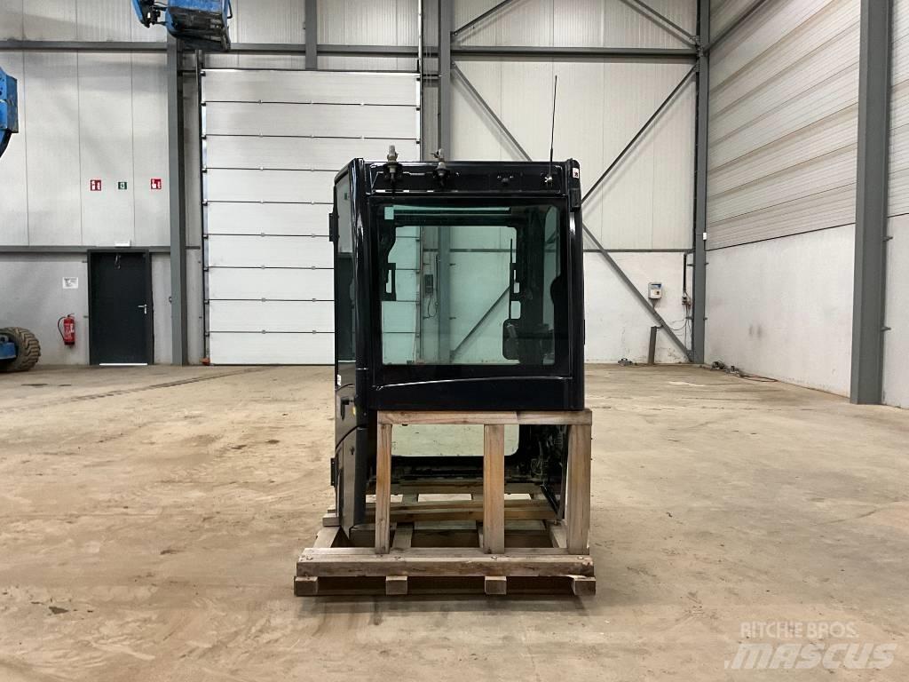 Kubota U 56-5 Кабина