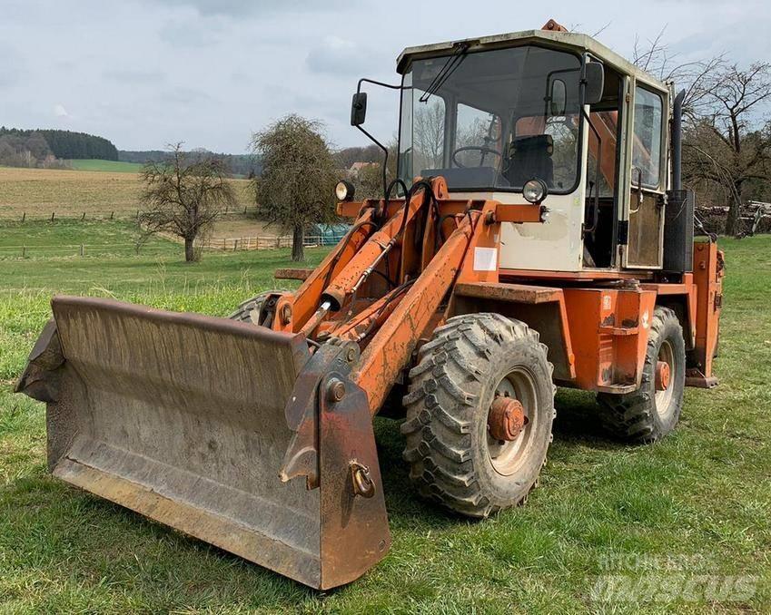 Schaeff SKB 902 Товарач със заден ексватор