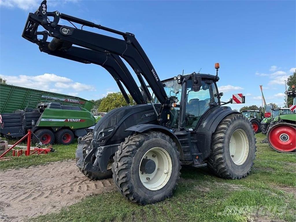 Valtra T 254 Versu Трактори