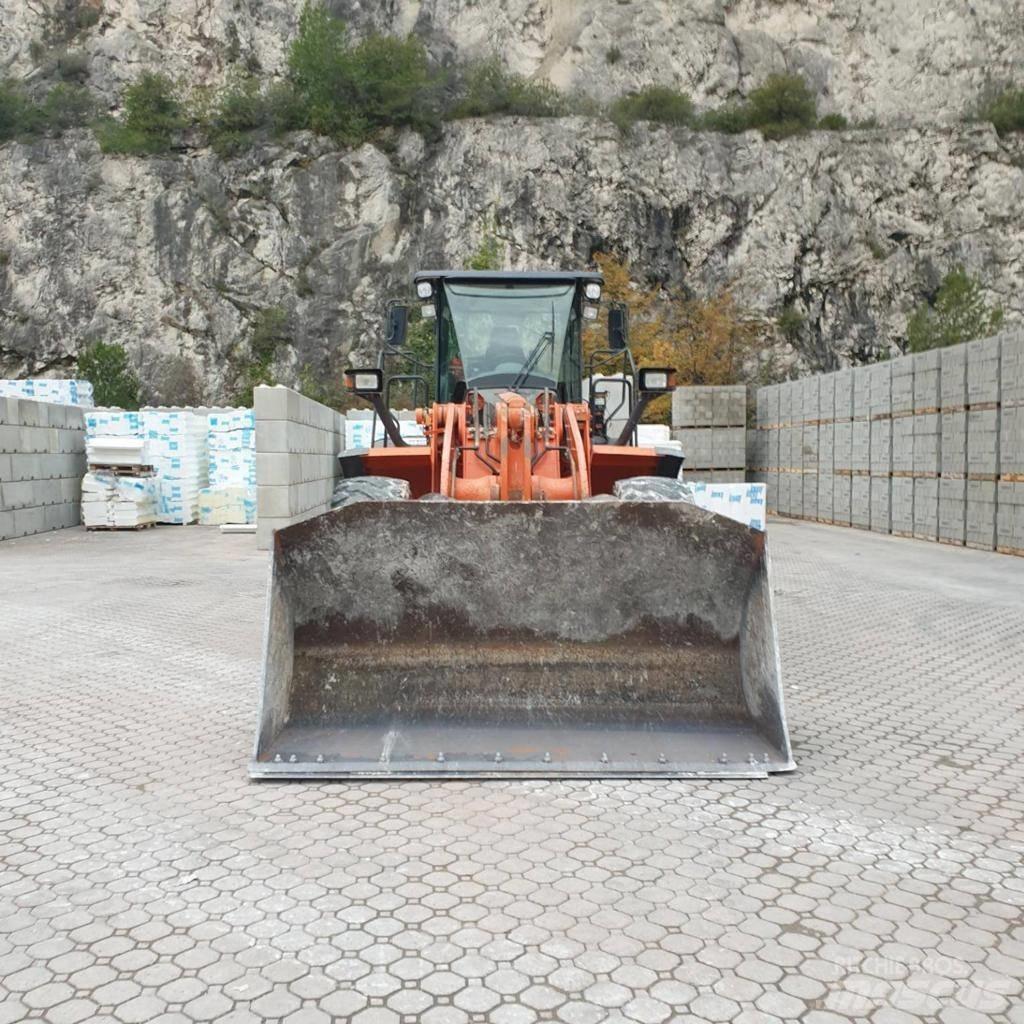 Hitachi ZW 220-5 Колесни товарачи