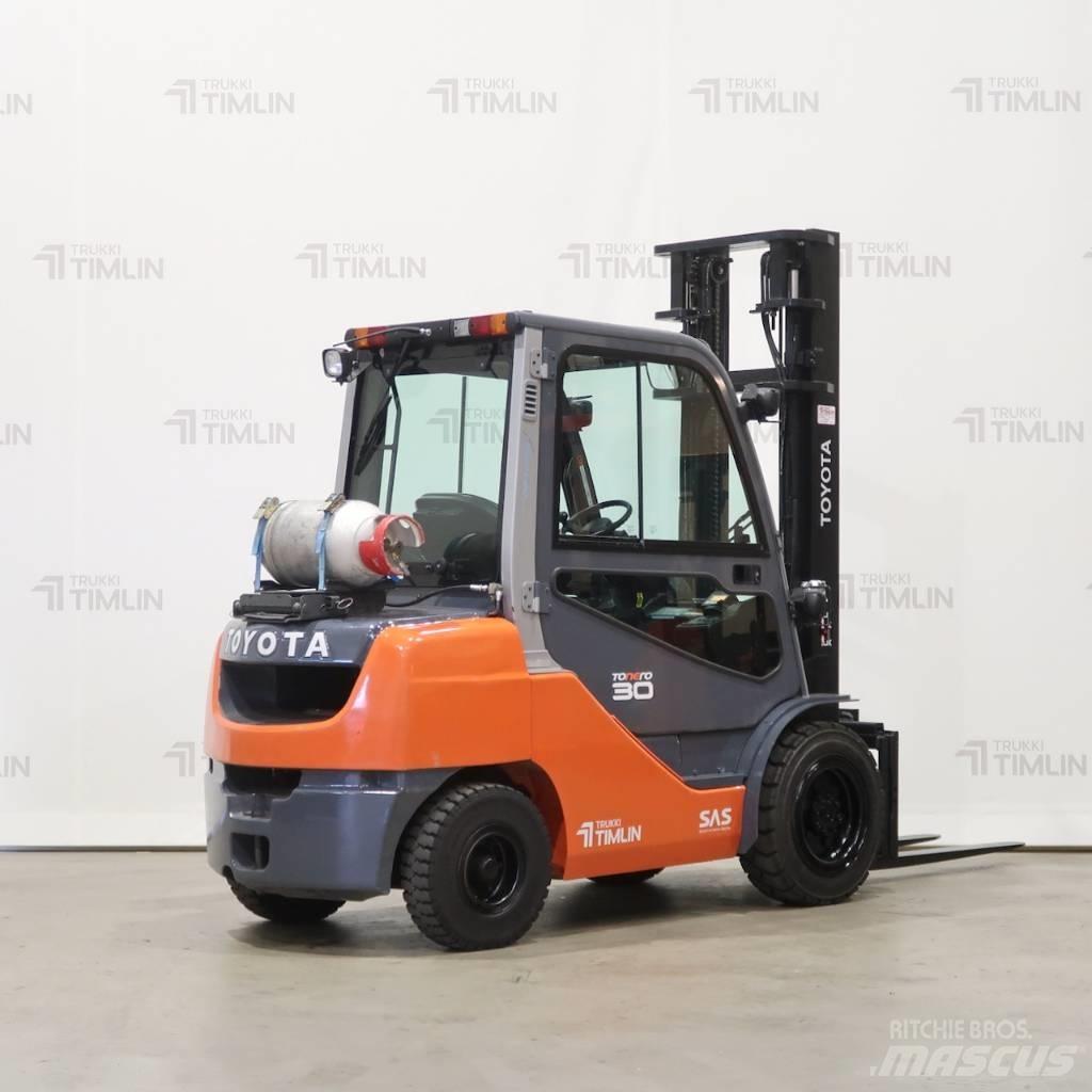 Toyota 02-8FGF30 Камиони с АГУ