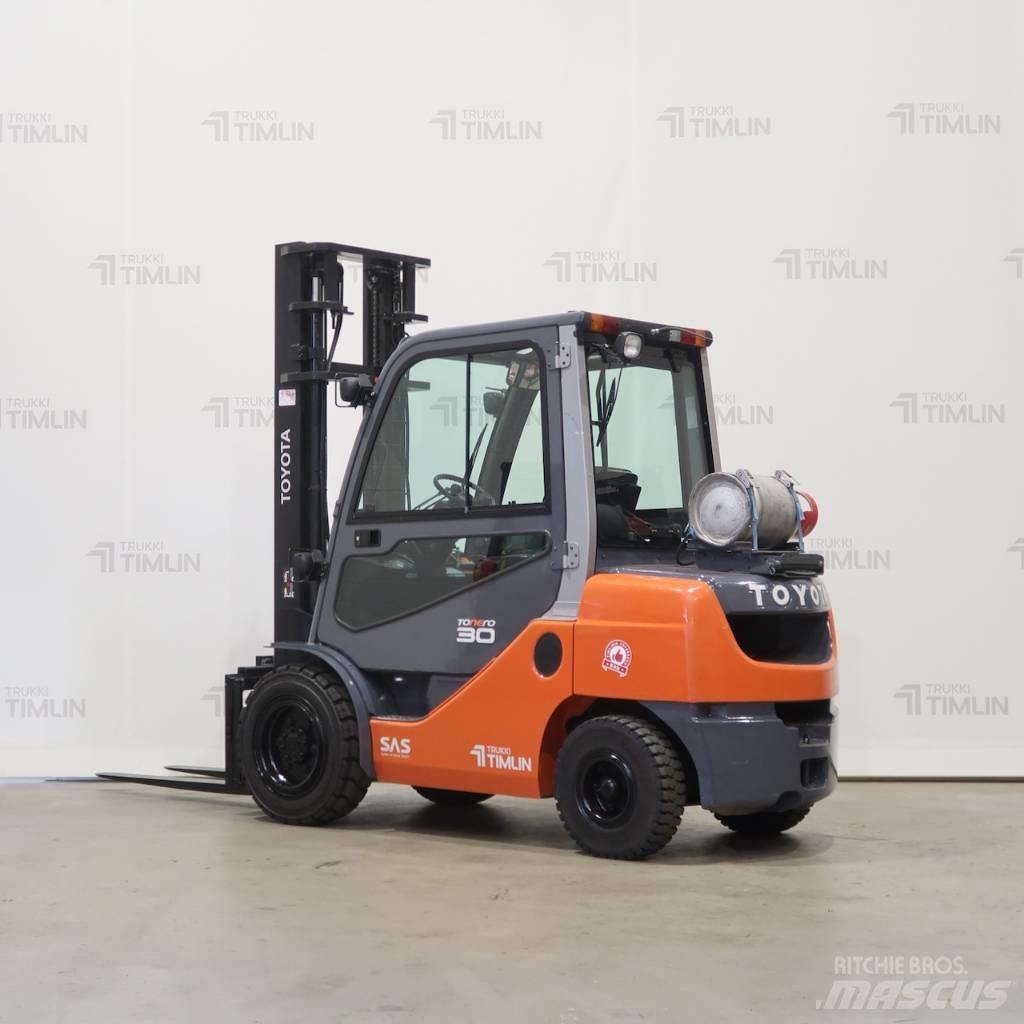 Toyota 02-8FGF30 Камиони с АГУ