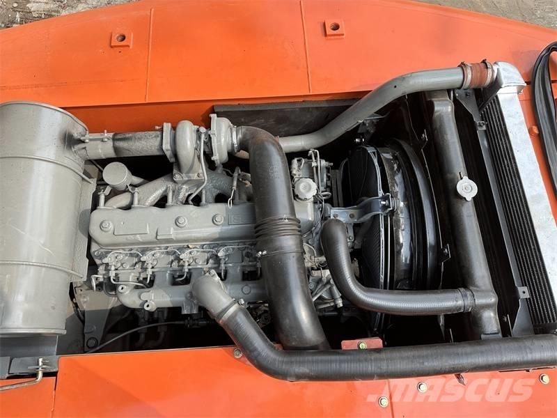 Hitachi 200 Колесни екскаватори