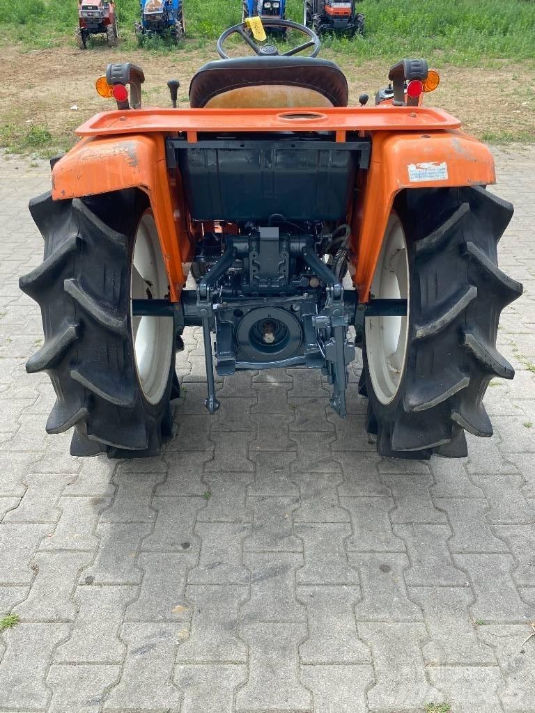 Kubota B1702-M Компактни трактори