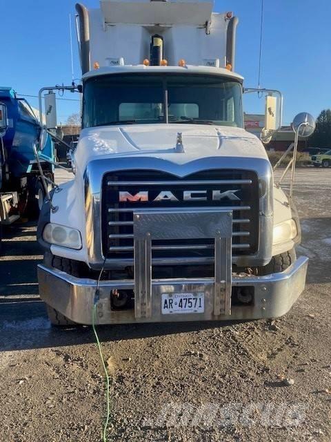 Mack GU813 Самосвал