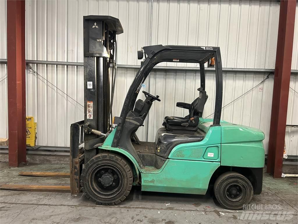 Mitsubishi FD35NT Дизелови камиони