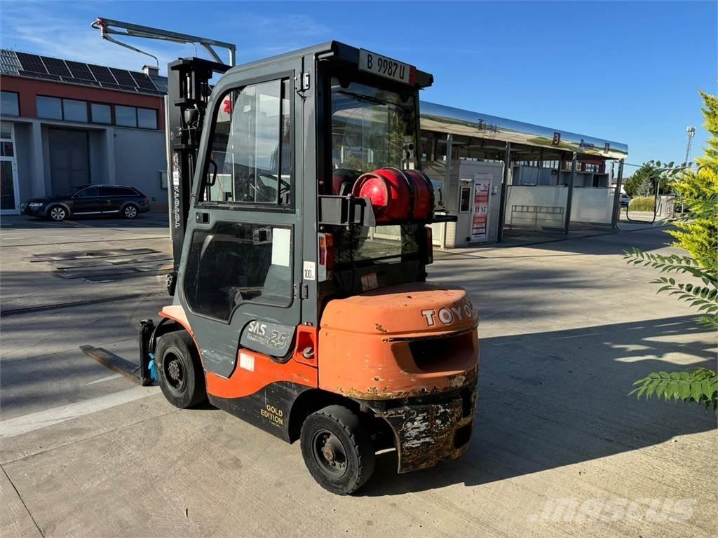 Toyota 7FGF25 Камиони с АГУ