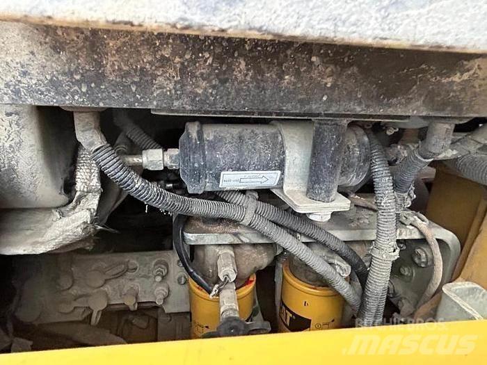 CAT 963D Колесни товарачи
