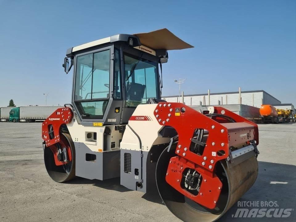 Dynapac CC2200 Двойни барабанни ролки
