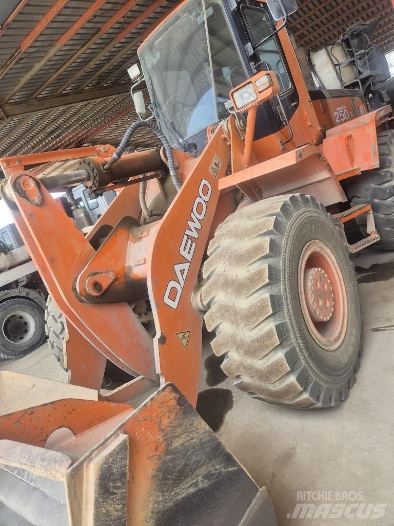 Daewoo Mega 250 Колесни товарачи
