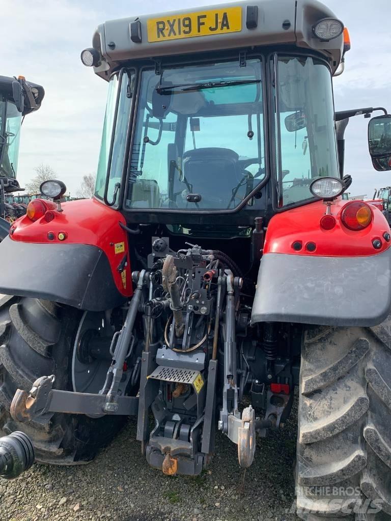 Massey Ferguson 5712 Трактори