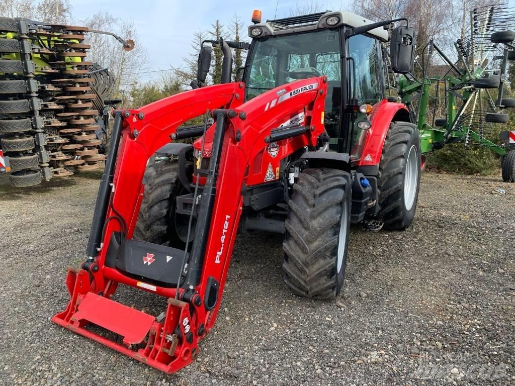Massey Ferguson 5712 Трактори