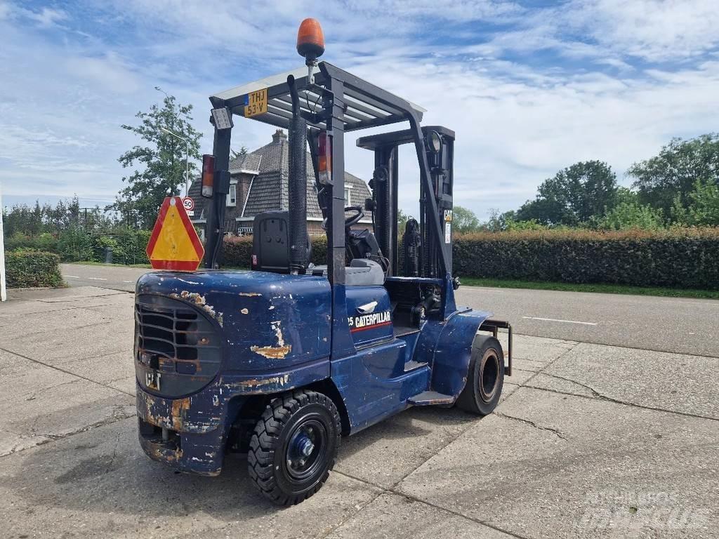 CAT DP25K Дизелови камиони